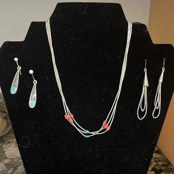 Silver necklace and 2 pair of earrings - Picture 1 of 4